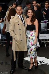 组图：玛丽昂黄抹胸妩媚现身《蝙蝠侠》首映