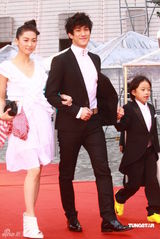 幻灯：香港金像奖颁奖红毯 《岁月神偷》剧组现身