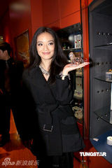 组图：舒淇上海点亮璀璨“水晶圣诞树”