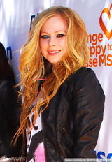 幻灯图：艾薇儿亮相派对 高跟鞋小西装晒女人味