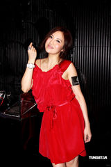 幻灯图：AngleBaby处理外婆丧事 不提黄晓明怕炒作