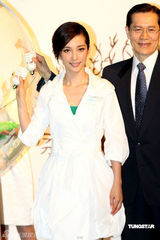 幻灯图：李冰冰白衣出席公益活动 现场教授手语