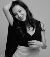 组图：高洋黑白轻熟女大片 小露酥胸姿态撩人