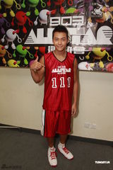 组图：群星红衣出席篮球赛 容祖儿李克勤又背又抱