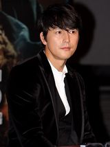 组图：《剑雨》韩国首映 主演郑雨盛帅气亮相