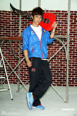 幻灯组图：汪东城代言运动服装 想开画展秀绘画天份