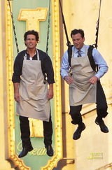 幻灯图：克鲁斯为新片变飞人 和主持人当空卖鸡蛋