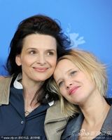 组图：《她们》记者会 比诺什开心搞怪热吻女星