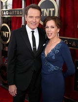 组图：演员工会奖红毯 卷福帅气劳伦斯长裙闪耀