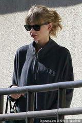组图：斯威夫特黑外套出街 墨镜遮面举止低调
