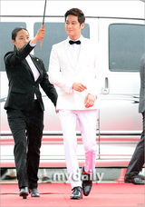 组图：金汎(金范)白色西装潇洒挺拔俊朗迷人