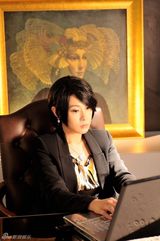 组图：《隐婚》曝刘若英老板造型 演绎强势女人