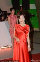 组图：台湾演员夏台凤一袭拖地红裙亮相红毯