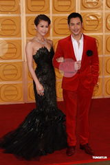 组图：胡杏儿牵手郑嘉颖入场 身着黑礼服气质典雅