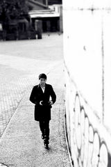 组图：保剑锋黑白大片演绎怀旧情调