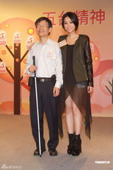 组图：谢安琪称婆婆沟通无代沟 罗霖中秋做慈善