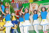 组图：Crayon Pop戴头盔现身握手会 大跳热舞