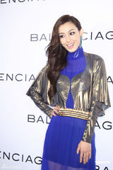 组图：范玮琪时尚范儿站台 昆凌打扮密实不敢露