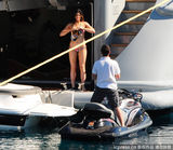 组图：卡戴珊携家人包游艇跳水度假 甘当摄影师