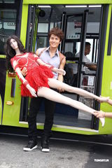 组图：吴克群和充气人偶演绎夜店醉女