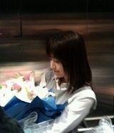 组图：酒井法子低调抵京 获粉丝接机感动落泪