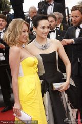 组图：章子怡灰墨裹胸裙走红毯妆容精致