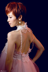 组图：《8090向前冲》石小群献唱主题曲表达情感