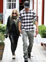 组图：黑眼豆豆主唱菲姬诞子 盘点夫妻恩爱照