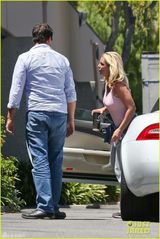 组图：布兰妮穿破洞装素颜出行 男友恩爱相随