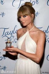 组图：泰勒丸子头白色长裙梦幻 深V性感露香肩