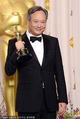 组图：奥斯卡后台－李安获最佳导演亲吻奖杯