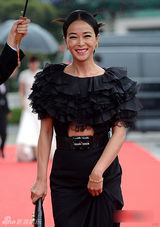 组图：《圣殇》女主赵敏秀别致美裙显贵气