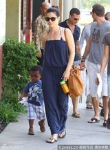 组图：桑德拉-布洛克带养子购物 小家伙害羞躲街角