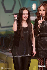 幻灯：阿娇变小魔女舞姿养眼 劲甩长发表演卖力