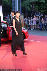 组图：黄韵玲黑裙马尾朴素现身 亮眼手镯似不菲