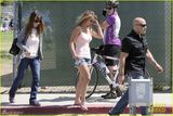 组图：布兰妮变足球辣妈 与爱子亲昵俯身秀乳沟