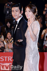 组图：18届釜山国际电影节开幕 女星露股沟抢镜