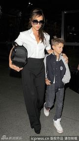 组图：维多利亚带儿子游玩 小潮男星样十足