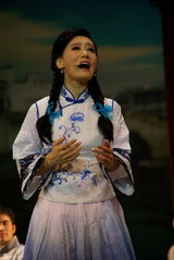 高清：《茉莉花》中西混搭引争议 谭晶带病开唱