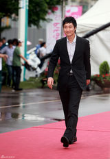 高清组图：秀爱黑礼服美艳电影节 申世京斜肩裙抢镜