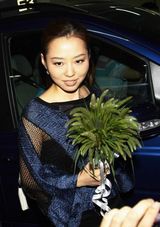 组图：张靓颖停车场遇围堵 粉丝簇拥忙签唱