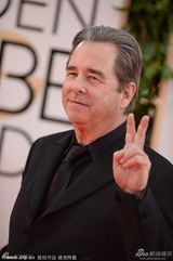 组图：《米勒一家》男星博-布里奇斯亮相金球奖