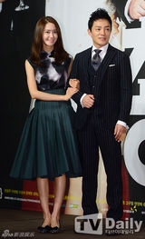 组图：韩剧《总理和我》发布 少时允儿害羞扮花