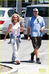 组图：布兰妮穿破洞装素颜出行 男友恩爱相随