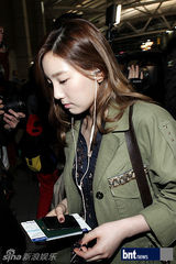 组图：少女时代KARA为赴K-POP演唱会亮相机场