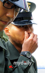 组图：玄彬29日上午乘船前往服役地白翎岛