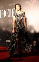 组图：小宋佳黑白礼服走秀 黄钻项链显奢华