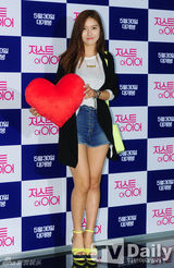 组图：郑京浩金素恩等捧爱心支持英国影片试映