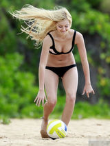 组图：养眼嫩模沙滩玩排球 穿比基尼晃B奶兴奋