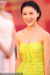 组图： 赵本山师徒压轴长影节 倪妮蓝裙优雅显大气